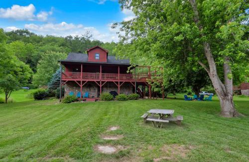 Todd House | 30 Mins to Boone, Fire Pit, Hot Tub, 3 porches, Dogs OK