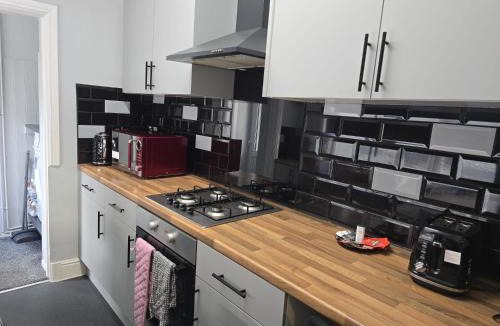 Burslem Apartment | 30mins from Alton Towers - Panama Apartments Lodge