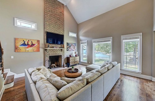 Huntersville House | 353 m² House ∙ 5 bedrooms ∙ 11 guests