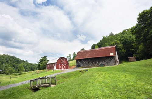 Boone House | 36 Private Acres on the New River w/Hot Tub