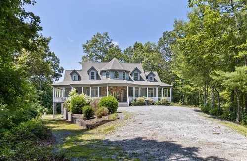 Hendersonville House | 372 m² House ∙ 4 bedrooms ∙ 10 guests