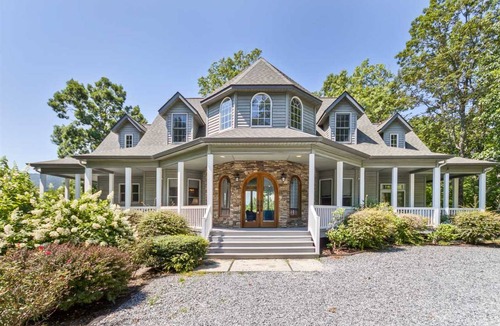 Hendersonville House | 372 m² House ∙ 4 bedrooms ∙ 10 guests