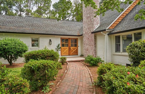 Southern Pines House | 372 m² House ∙ 6 bedrooms ∙ 9 guests