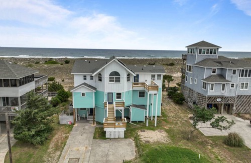 Waves House | 381 m² House ∙ 8 bedrooms ∙ 19 guests