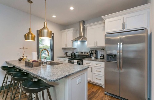 Maplewood Heights Apartment | 3810 · East Nash Haven! 10 min to Broadway!