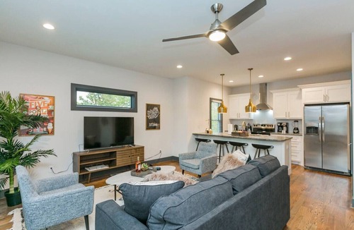 Maplewood Heights Apartment | 3810 · East Nash Haven! 10 min to Broadway!