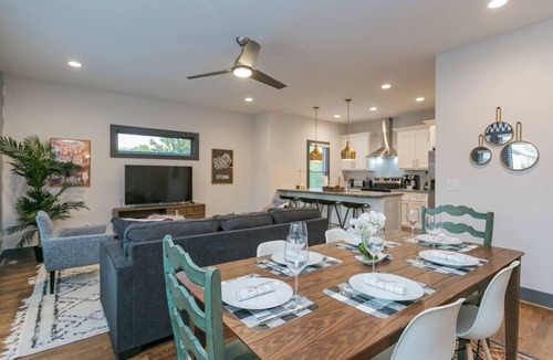 Maplewood Heights Apartment | 3810 · East Nash Haven! 10 min to Broadway!