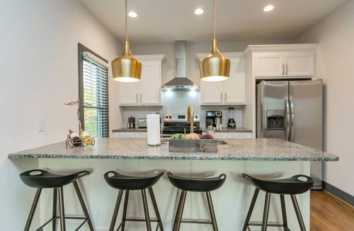 Maplewood Heights Apartment | 3810 · East Nash Haven! 10 min to Broadway!