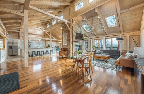 Royal Pines House | 390 m² House ∙ 6 bedrooms ∙ 10 guests
