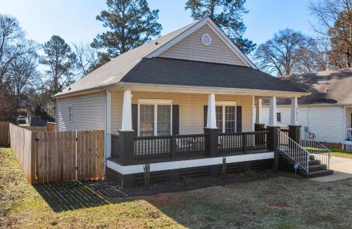 East Raleigh House | 3BD Retreat - Hot Tub & BBQ - Near NCSU & Downtown