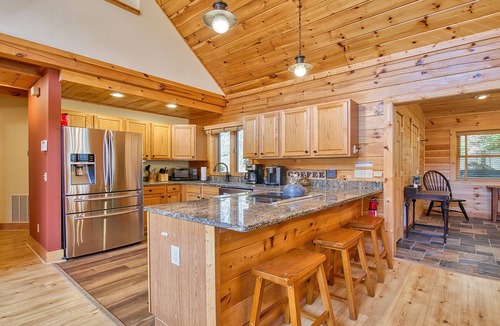 Ridgewood Estates House | 3BR /3.5 BA, Stone Fire-Pit area, 2 short walking trails, Hot-Tub!