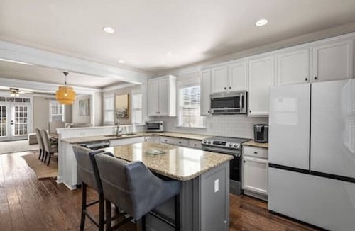 Wesley Heights House | 3BR/3.5bath Uptown Aloft house.