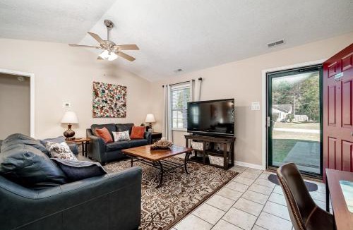 James City House | 3BR Home with Smart TVs in Every Room, King Suite & Pool Table