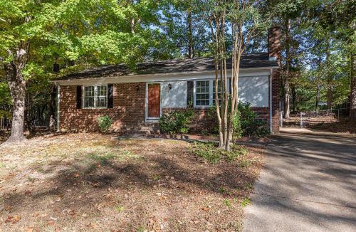 North Raleigh House | 3BR Kid Friendly Fenced in Swingset