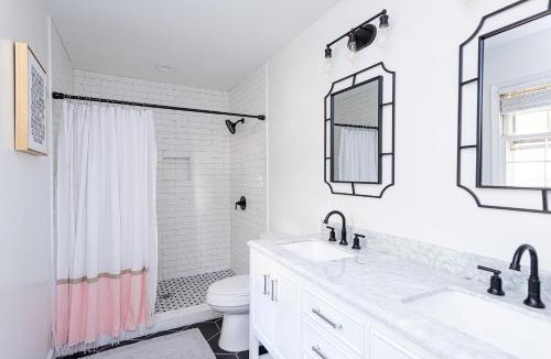 North Raleigh House | 3BR Kid Friendly Fenced in Swingset