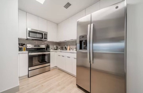 Charlotte Center City Apartment | 3BR Modern Apt Central Location w/Wifi & Fitness