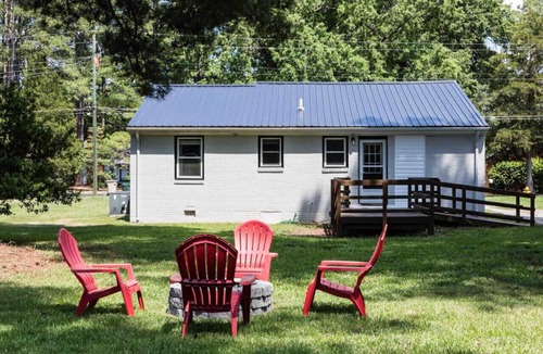 Southeast Raleigh House | 3BR Oasis | Mins from Downtown - King Bed