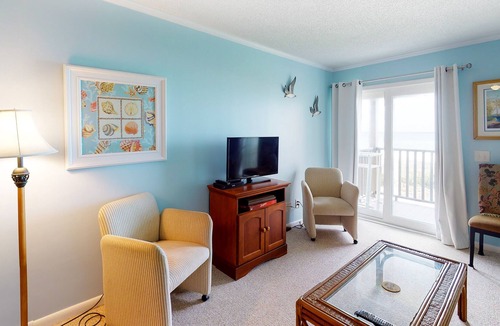 Morehead City Condo | 3rd-Floor Condo Overlooking the Beach w/Free WiFi, Private Balcony, Washer/Dryer