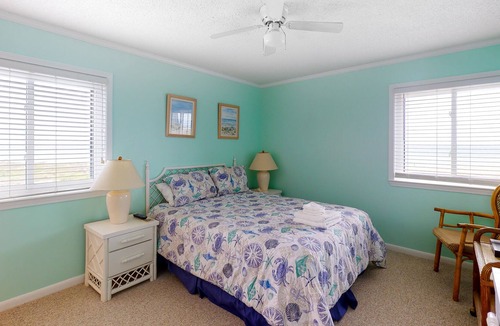 Morehead City Condo | 3rd-Floor Condo Overlooking the Beach w/Free WiFi, Private Balcony, Washer/Dryer