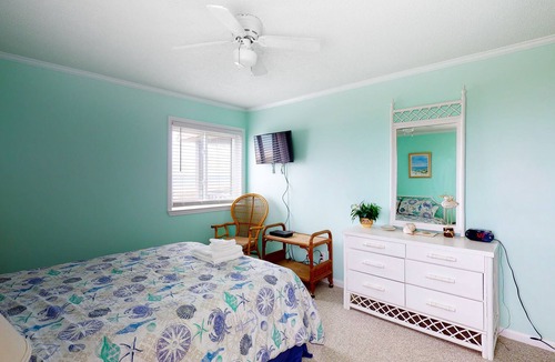 Morehead City Condo | 3rd-Floor Condo Overlooking the Beach w/Free WiFi, Private Balcony, Washer/Dryer