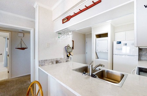 Morehead City Condo | 3rd-Floor Home in Oceanfront Complex w/Shared Pool & Hot Tub, Balcony, WiFi