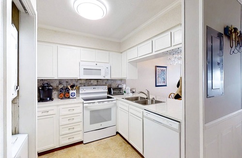 Morehead City Condo | 3rd-Floor Home in Oceanfront Complex w/Shared Pool & Hot Tub, Balcony, WiFi