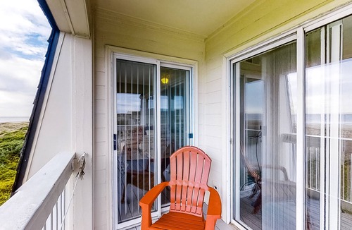 Morehead City Condo | 3rd-Floor Home in Oceanfront Complex w/Shared Pool & Hot Tub, Balcony, WiFi