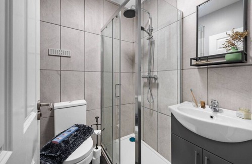 Morriston House | 4-Bed 2.5 Bath Central Ideal for Contractors