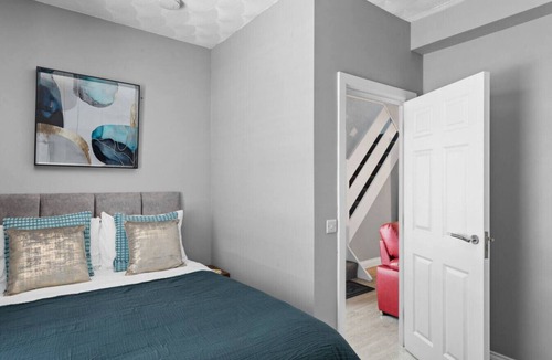 Morriston House | 4-Bed 2.5 Bath Central Ideal for Contractors
