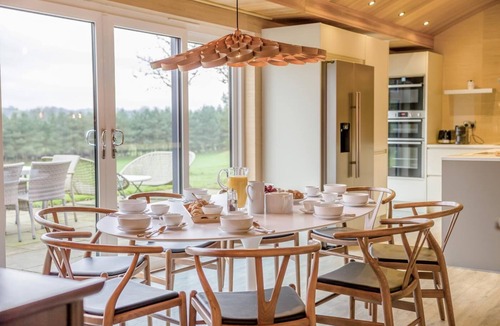 Llansantffraid-ym-Mechain Ski Chalet | 4 Bed in Llansanffraid (oc-k30383)