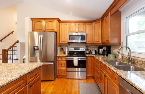 Pineville House | 4 Bedroom 2.5 Bath Sleep 10- near Carowinds & next to lake Park