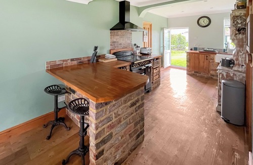 Long Sutton Cottage | 4 bedroom accommodation in Long Sutton, near Spalding