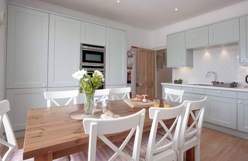 Salcombe Cottage | 4 bedroom accommodation in Devon Road