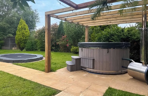 Stramshall Cottage | 4 bedroom accommodation in Spath, near Uttoxeter