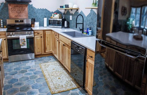 Altamont Cabin | 4-bedroom cabin in beautiful Newland with AC, Heat and WiFi. Enjoy nature