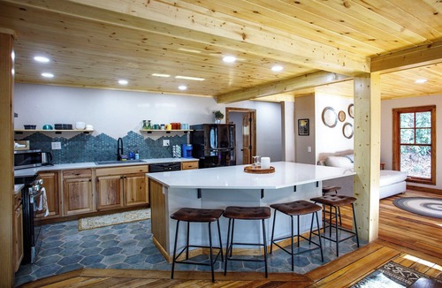 Altamont Cabin | 4-bedroom cabin in beautiful Newland with AC, Heat and WiFi. Enjoy nature