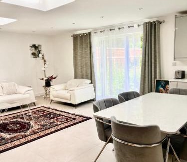 Hale House | 4 Bedroom Home Edgware Ground Floor