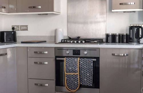 Longcroft House | 4 Bedroom House - Free Parking
