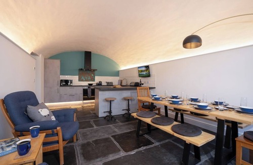 Waterhead House | 4 Bedroom Waterhead Range Cottage by LetMeStay