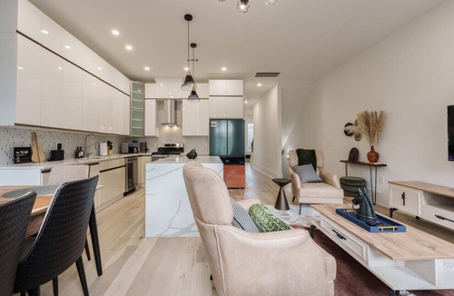 Berry Hill House | 4 br + 4 ba - Sleeps 6 - 2 Car Garage!