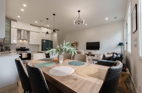 Berry Hill House | 4 br + 4 ba - Sleeps 6 - 2 Car Garage!