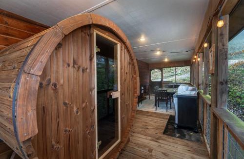 Wolf Laurel House | 4 Br Min to Hatley Pointe Sauna Hot Tub Games Wifi
