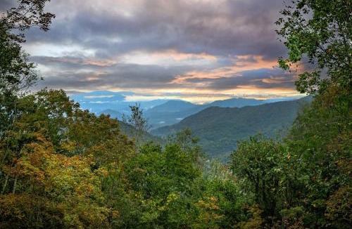 Wolf Laurel House | 4 Br Min to Hatley Pointe Sauna Hot Tub Games Wifi