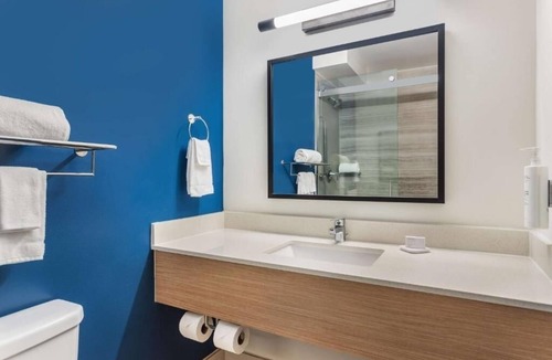 Hilton Head Island Hotel | 4 Bright Modern Getaway Units: Steps to Sand | Outdoor Pool & Gym | Near Golf