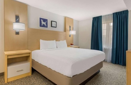 Arrowood Hotel | 4 Bright Suites with Kitchen Near Arrowood Business District – for Work Stays
