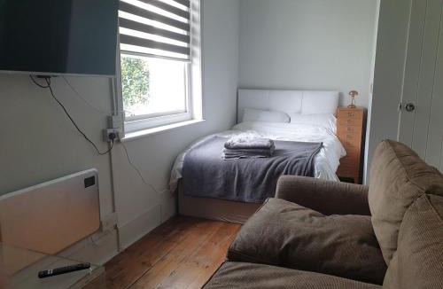 Hove Apartment | 4 Compact Studio - Prime Location - Quiet
