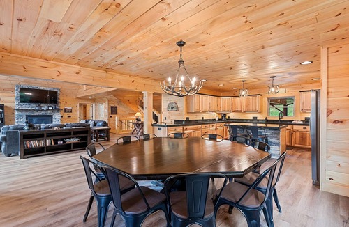 Maggie Valley Cabin | 4 Loves Lodge - Main Home Sleeps 22, 5 BR, 5 1/2 BA, Pet Friendlyn