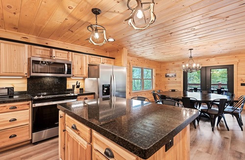 Maggie Valley Cabin | 4 Loves Lodge - Main Home Sleeps 22, 5 BR, 5 1/2 BA, Pet Friendlyn