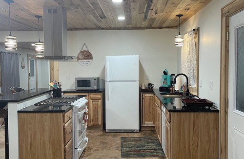 Cherokee House | 4 min 2 Casino, Romantic Getaway, Soaking Tub, 2 King Beds, Near Polar Express