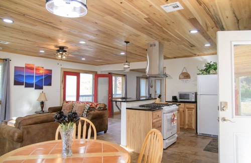 Cherokee House | 4 min 2 Casino, Romantic Getaway, Soaking Tub, 2 King Beds, Near Polar Express